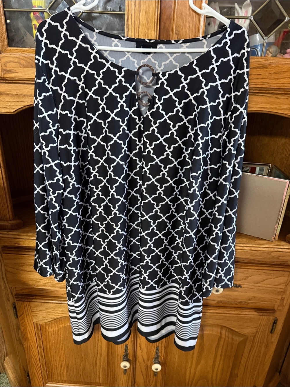 Tacera Black and White Geometric Ring-Neck Tunic NWOT 3x